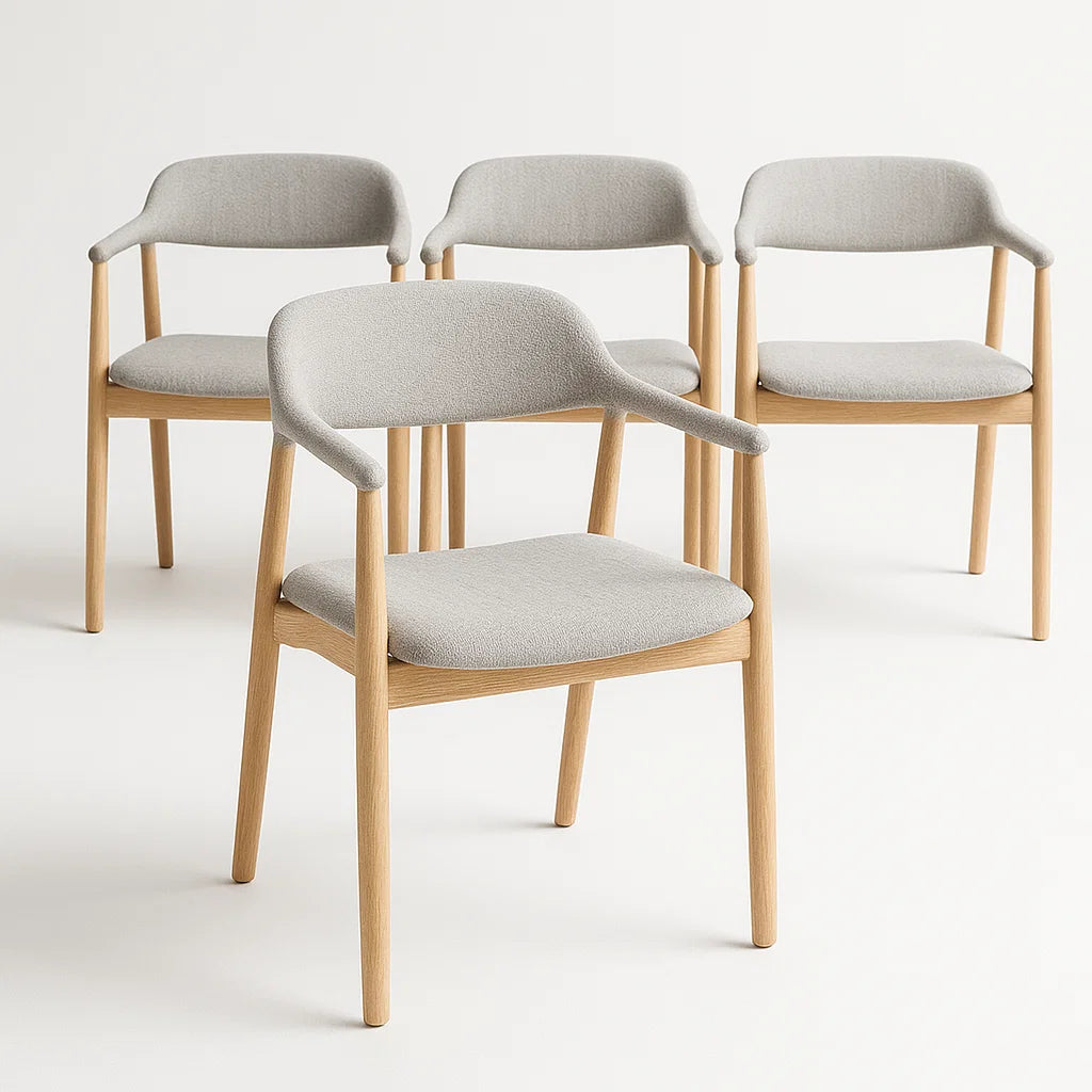 Set von 4 Esszimmerstühlen aus Holz mit grauem Stoffbezug