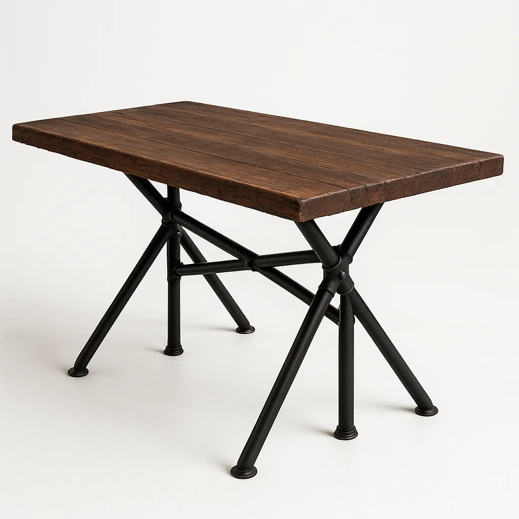 Rechteckiger Tisch aus Holz mit Stahlbeinen